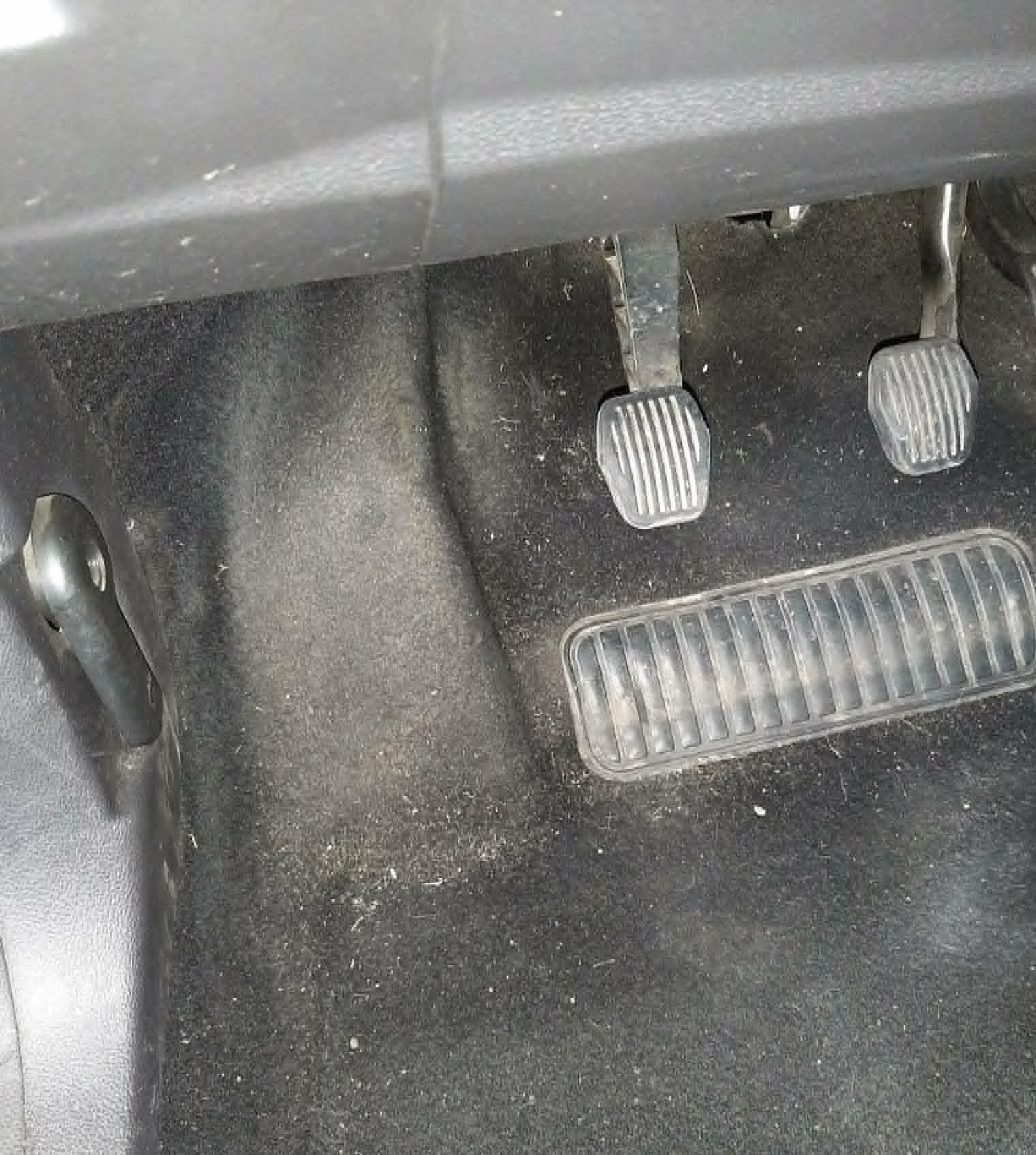 Fußraum eines Fahrzeugs vor der Aufbereitung